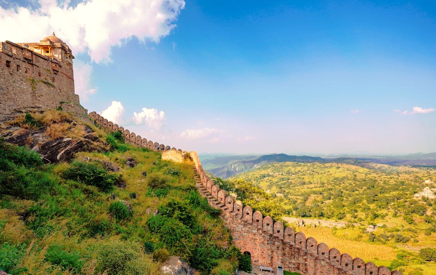 The great wall of Kumbhalgarh Fort along the ridgeline